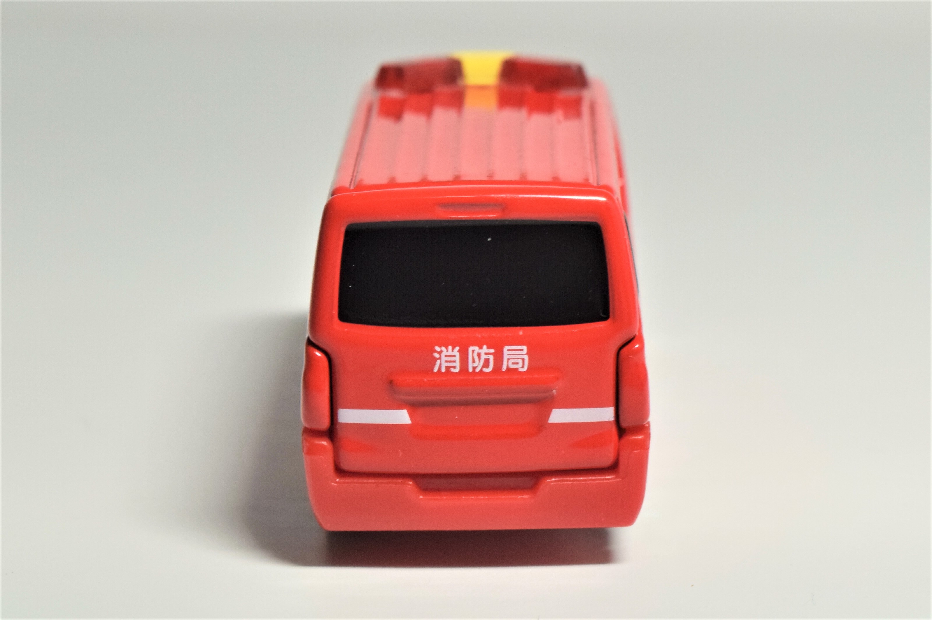 トミカ紹介】トミカ標識セット2 ①日産 NV350キャラバン消防指揮 トミカ紹介】トミカ標識セット2 ①日産 NV350キャラバン消防指揮