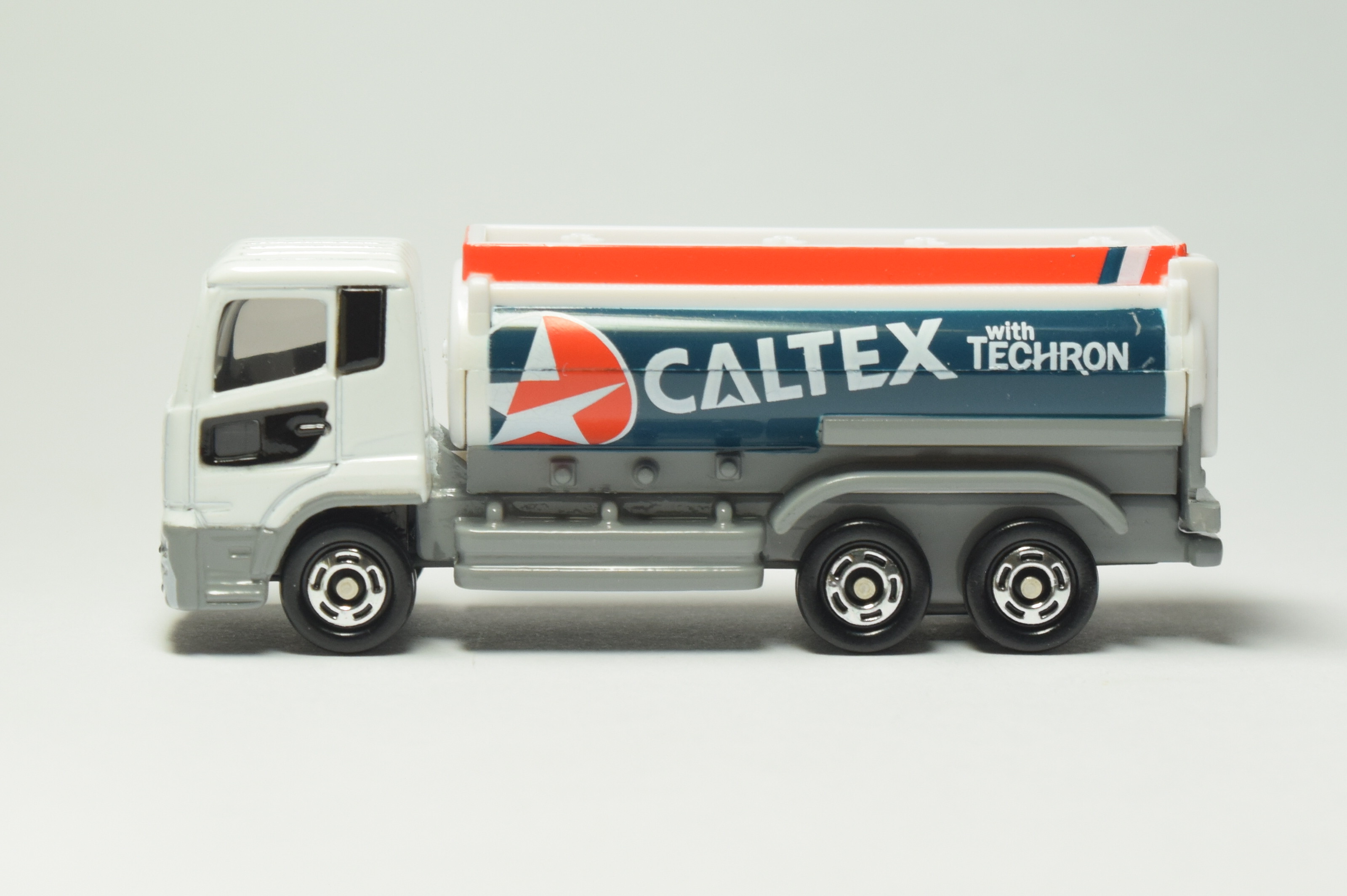 箱も開けておりませんトミカ UDトラックス90周年記念Quonクオンミニカー -