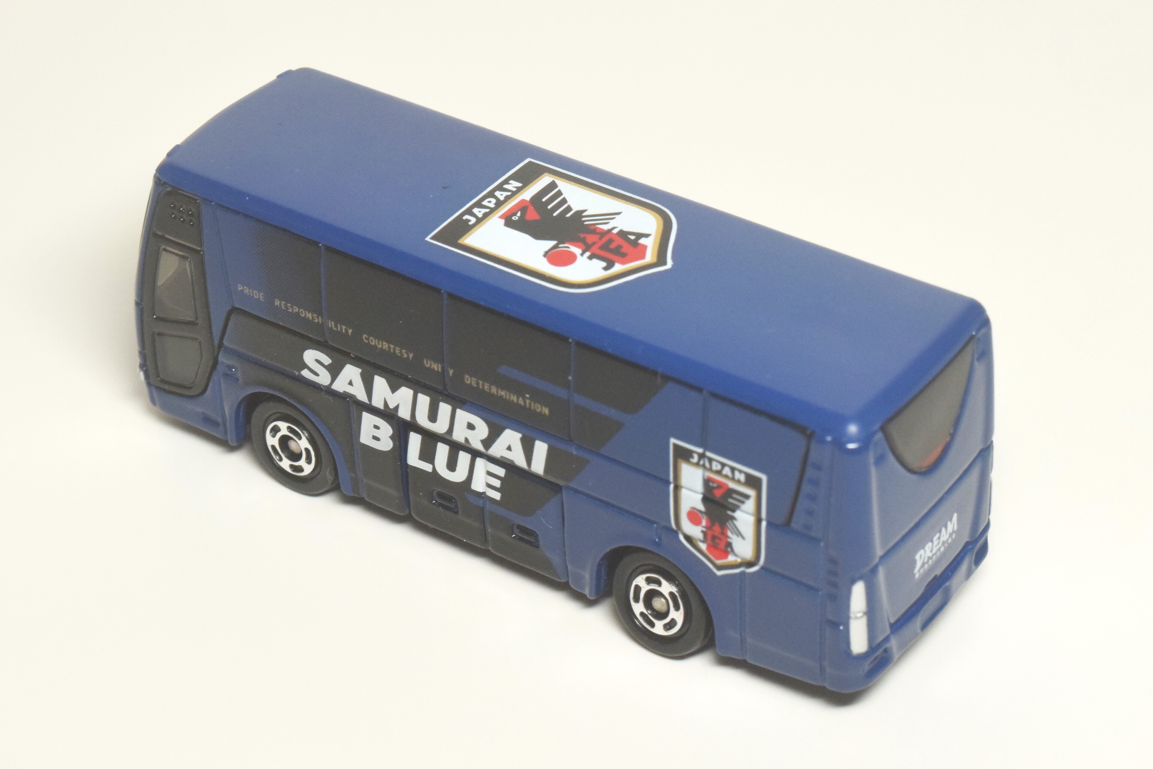 トミカ SAMURAI BLUE サッカー日本代表オフィシャルチームバス Carrying the soul of the Samurai Blue! The boss of the