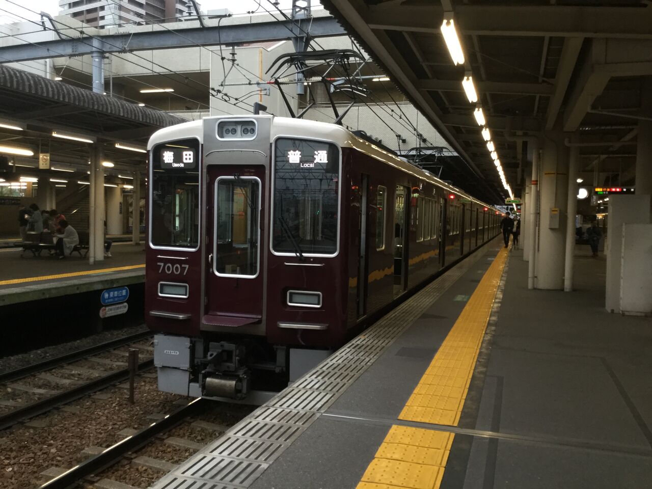 阪急7000系C#7027の側面写真｜RailFile.jp｜鉄道車両サイド