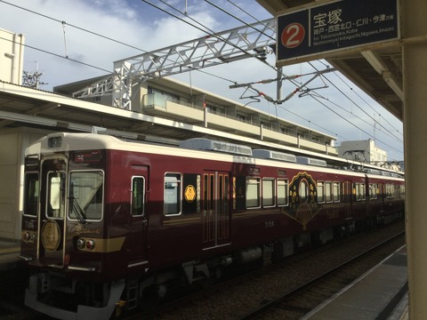 EDA97C41-007F-4C4D-A9BB-DE1B28E8CA0A