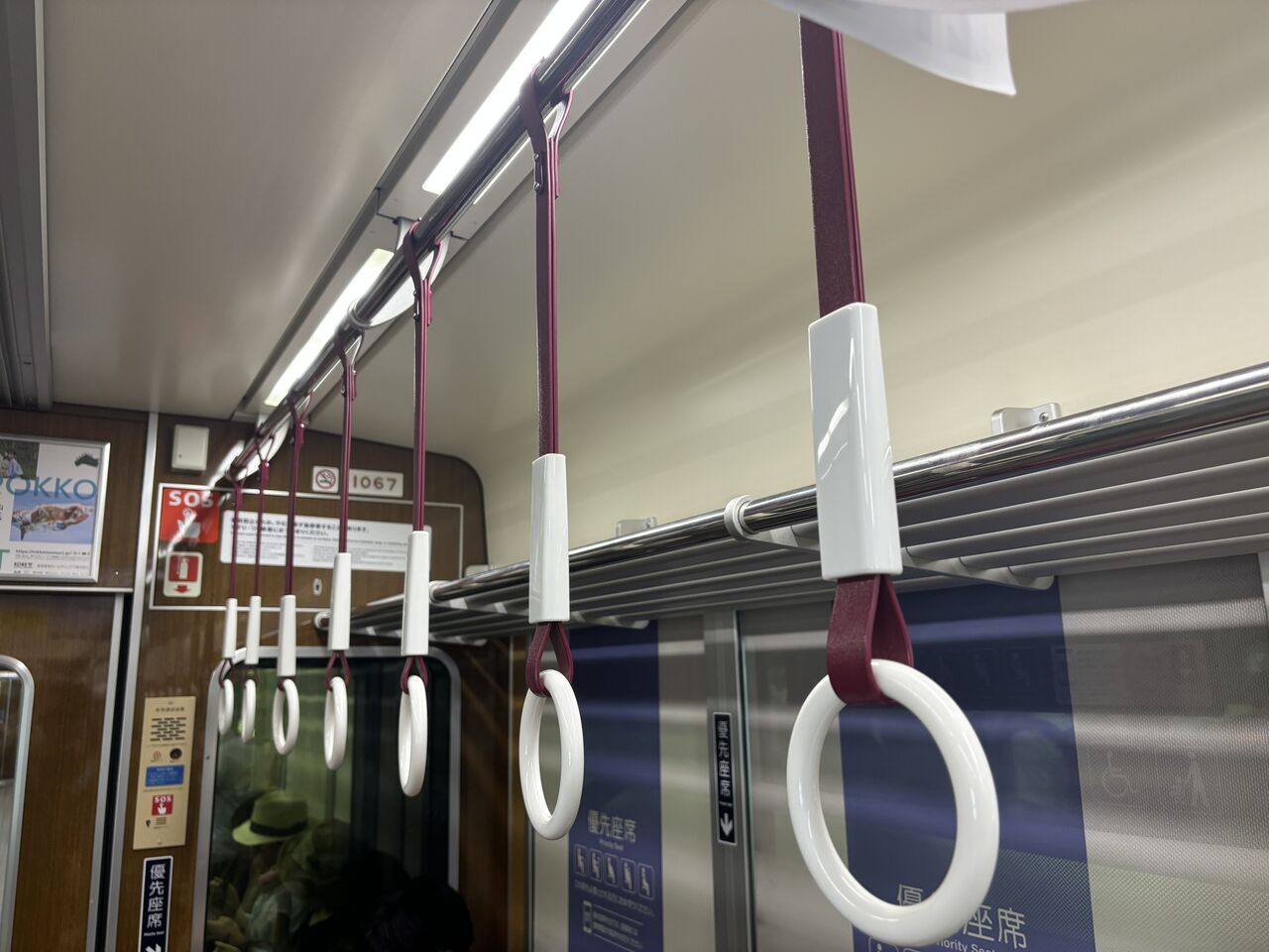 阪急】2300系のデザインを導入？ 吊り革ベルトの一部が『赤』に
