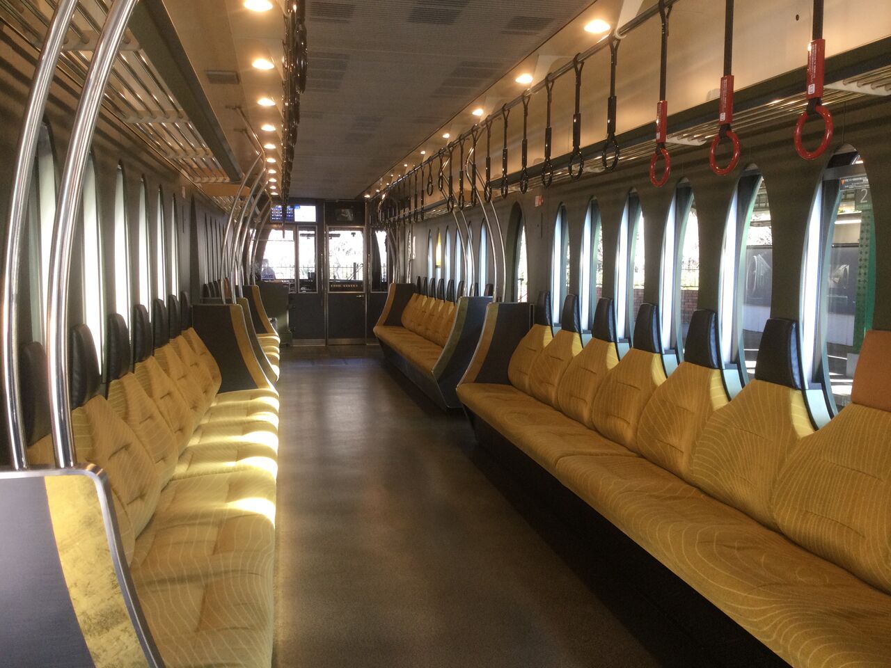 阪急】2300系のデザインを導入？ 吊り革ベルトの一部が『赤』に