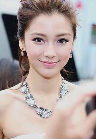 東洋一の美女と世界が絶賛するアンジェラベイビー セクシードレスで谷間がポロリ 魅力ある女性が好きだから 芸能人グラビア画像 セクシー動画