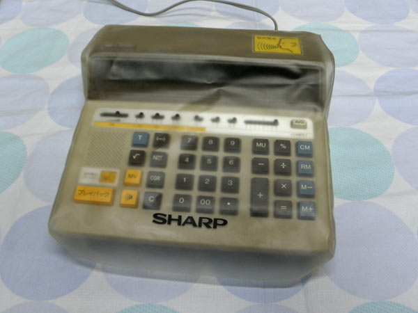 昭和レトロ シャープ 音声電卓 CS-6500 しゃべる電卓 16桁 動作品 オブジェ SHARP 札幌市 新道東店 1980年(昭和55年)音声電卓 | Design Column | SHARP Design