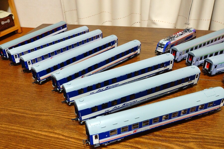 欧州型HO車両の室内照明化100％達成 : 讃岐の鉄と空、時々海