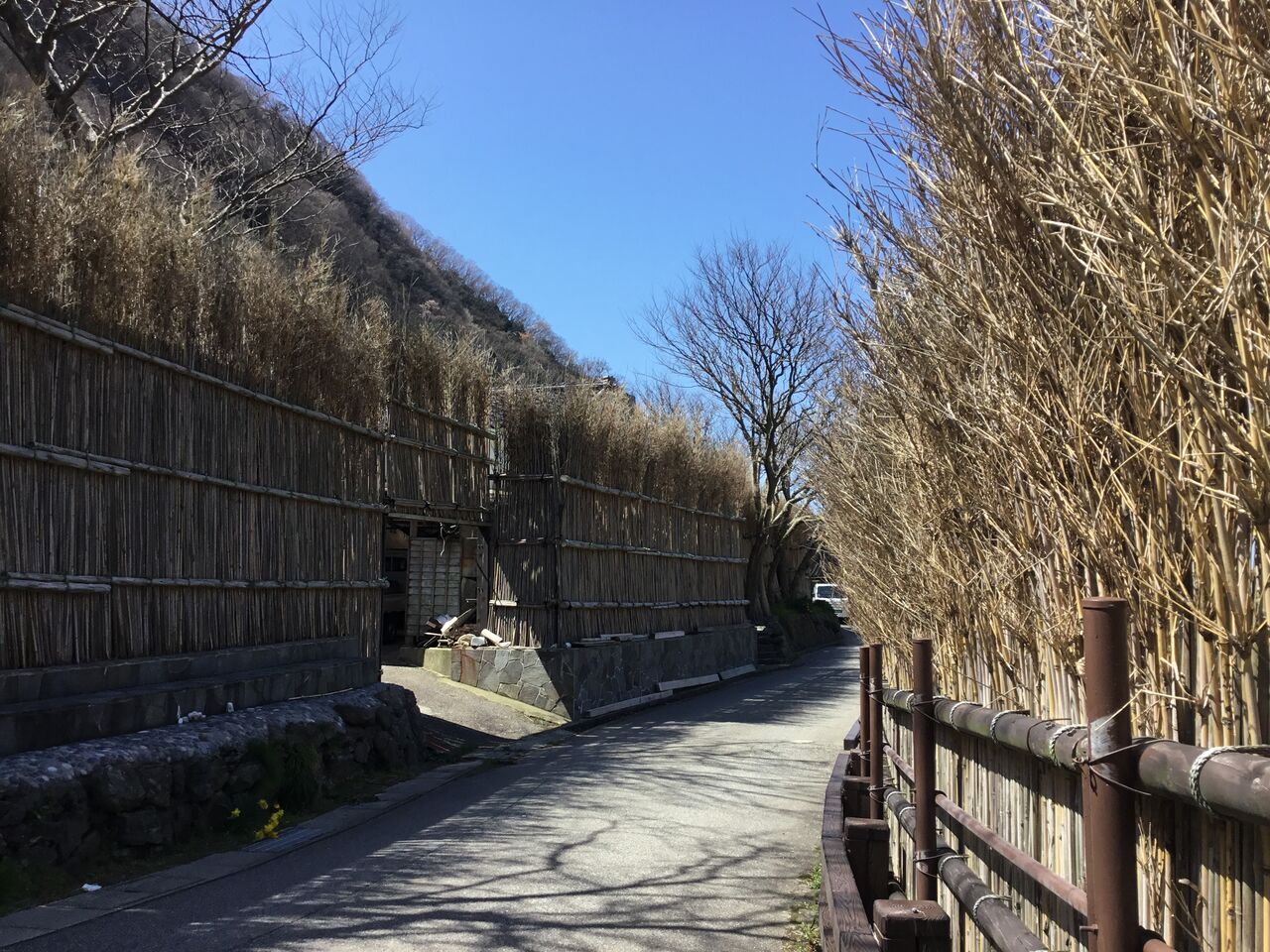 石川県輪島市 間垣に囲まれた上大沢集落 散歩と旅ときどき温泉 石川県輪島市 間垣に囲まれた上大沢集落 散歩と旅ときどき温泉