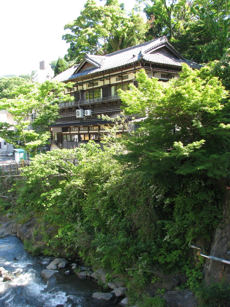 神奈川県湯河原温泉 2 廃業旅館群の中の共同浴場 散歩と旅ときどき温泉