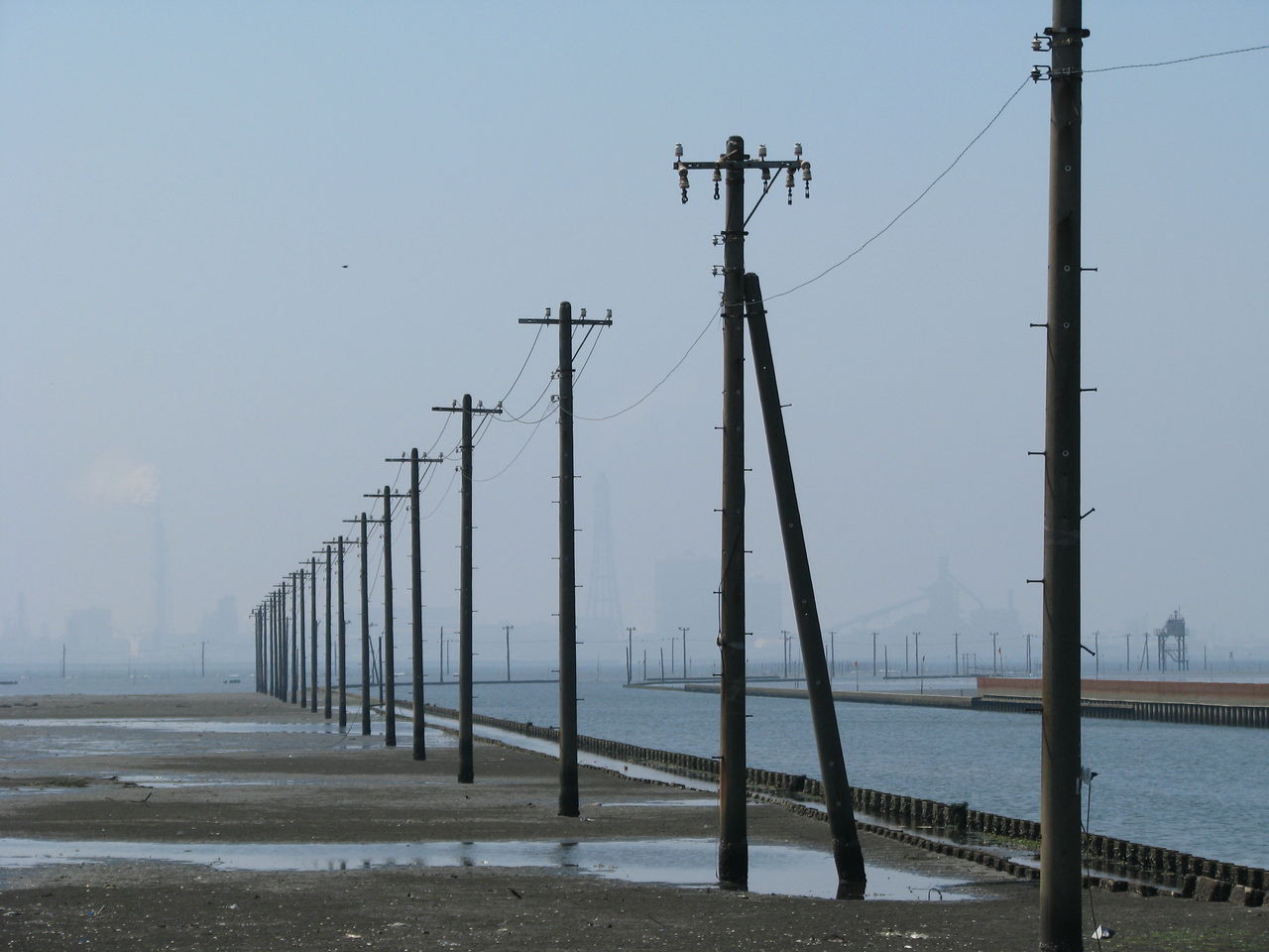 千葉県木更津市 潮干狩り場の電柱群 散歩と旅ときどき温泉