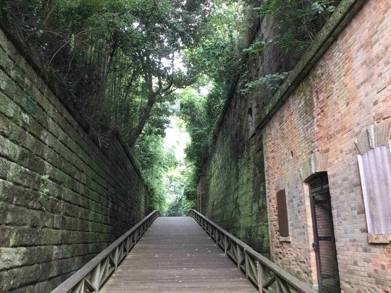 神奈川県横須賀市 猿島要塞のレンガ建築と砲台跡 散歩と旅ときどき温泉
