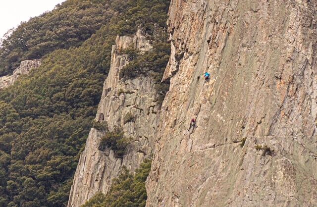 小豆島・拇岩登攀写真・麓から : 浦山クライミングスクールブログ