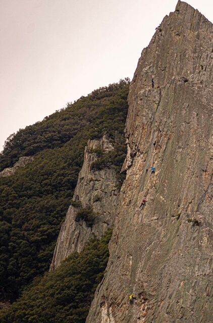 小豆島・拇岩登攀写真・麓から : 浦山クライミングスクールブログ
