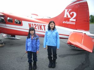 飛行機の前で