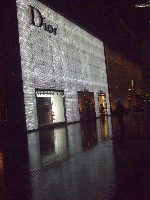 名古屋名物 スパイラルビル ドッと混む 売場づくりの知恵広場