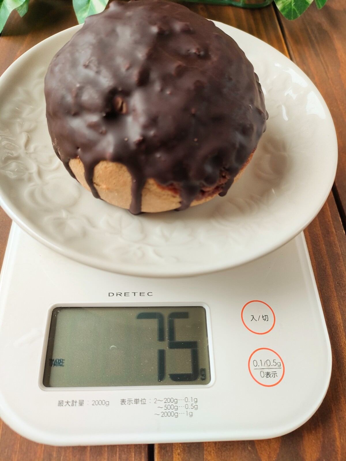 セブンイレブン】ザク・パリッ・もち！全部チョコ尽くしの贅沢シューを