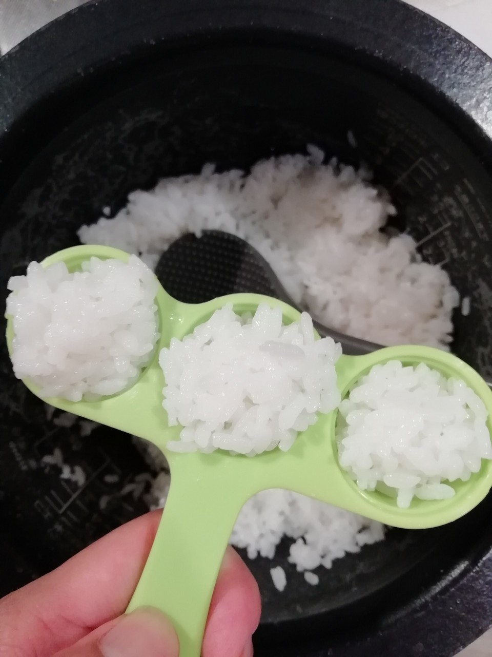 ダイソーのおにぎり型で コロコロ塩むすび弁当 うさぎ食堂へようこそ Powered By ライブドアブログ ダイソーのおにぎり型で コロコロ塩むすび弁当 うさぎ食堂へようこそ Powered By ライブドアブログ