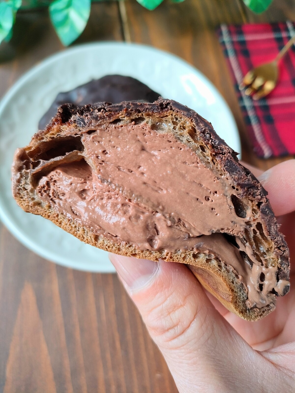 セブンイレブン】ザク・パリッ・もち！全部チョコ尽くしの贅沢シューを