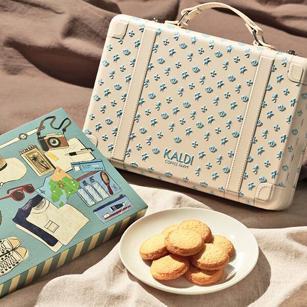 カルディ】大人気『トランク缶』新色が素敵！高級感たっぷりの缶は