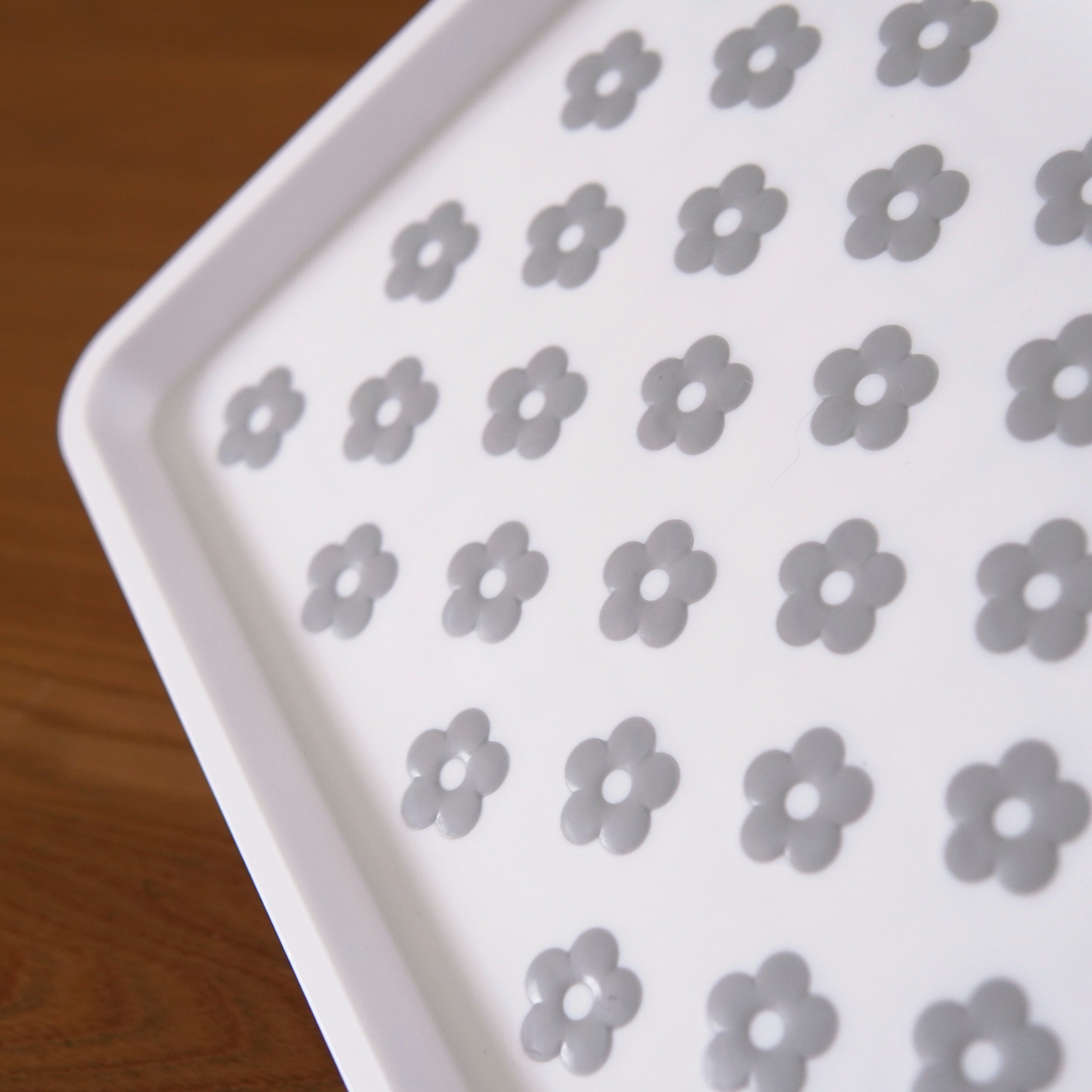 セリア】北欧風お花柄トレーは、滑り止め付きで超機能的！レトロ可愛いのに優秀で大人気！ : usagi works Powered by ライブドアブログ