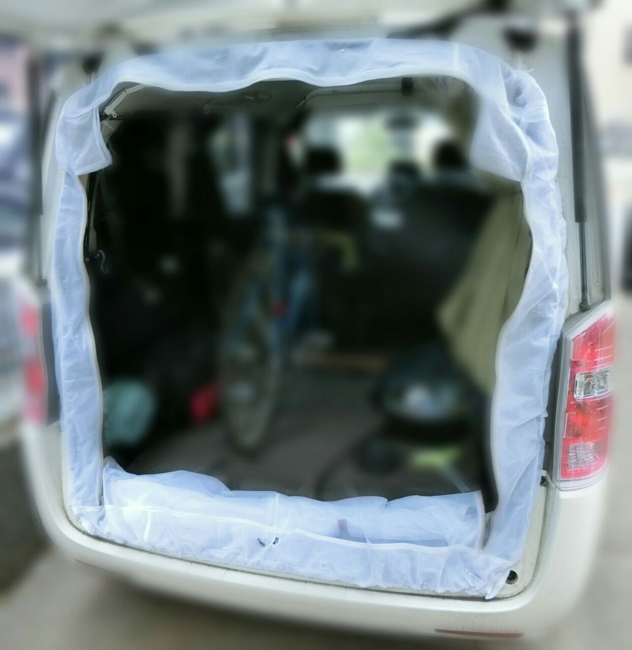 リアゲート 網戸 車中泊の工夫 自作 ウシ子とウシ夫の牛歩旅 リアゲート 網戸 車中泊の工夫 自作 ウシ子とウシ夫の牛歩旅