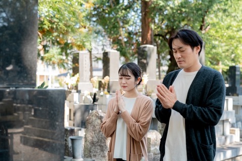 【画像】陽キャさん、とんでもない格好でお墓参りしてしまうｗｗｗｗｗｗｗ