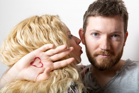 【悲報】飲み会中に職場のババア先輩（34）に抱きつかれてキスされそうになった結果………