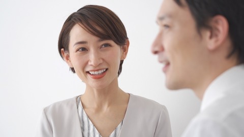 ババア先輩(31)「ねぇ、うちに来ない？内緒の話聞かせてあげる！」ワイ(25)「ヒエッ…」