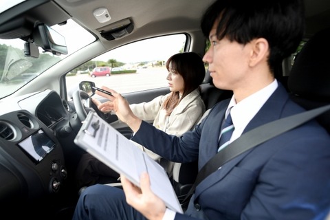 【悲報】母親「うちのこ発達障碍なんですけど、受講可能でしょうか？」自動車学校「どうせ卒業できんで」→