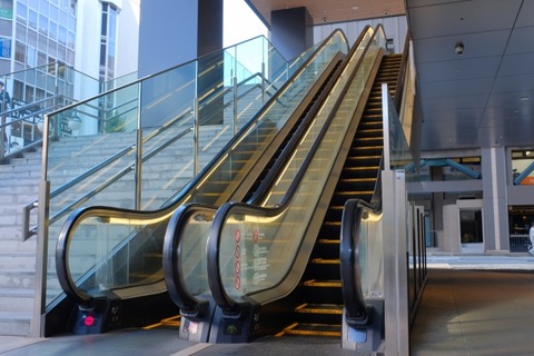 【悲報】「エスカレーターは両側に乗ろう運動」やっぱり間違いだった…キチガイに殺されかける模様