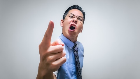 コンビニ 客「ここの店員は態度が悪い！クビにしろ！お前の代わりはいくらでもいるんだぞ？」→