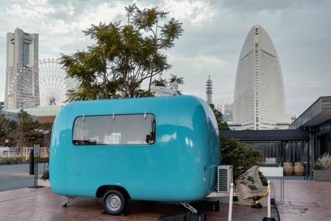 キッチンカー「海鮮丼900円」ワイ「一つください(千円札を出す)」→