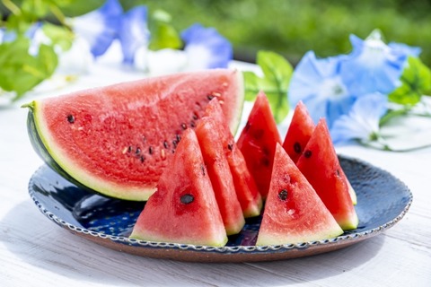 祖父母「スイカでもお食べ」黒人ハーフ「まさか祖父母から差別を受けるとは思わなかった…」