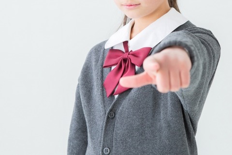 妊婦「あの…席譲ってくれませんか…」俺「…」（目瞑ってイヤホン付けてから聴こえてない）JK「！」ﾊﾟﾁｰﾝ→