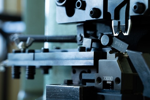 【悲報】ワイの姉、取引先工場でプレス機に潰されてしまう・・・・・・・・・