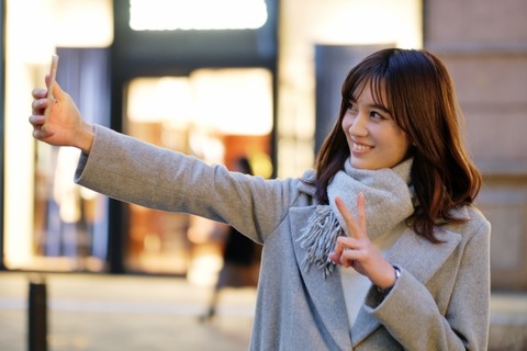 【画像】港区女子さん「カンボジアで慈善活動したよｗ」→ﾊﾟｼｬ!!