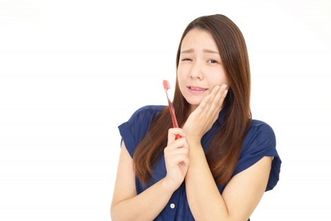 歯科医「風呂は毎日入らなくてもいいが、歯は毎日磨くべき」衝撃の理由がこちら…