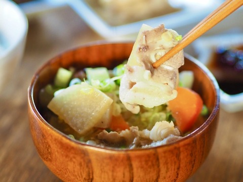 【朗報】「豚汁」を作るとき味噌と一緒に「少量のアレ」を溶かすと「死ぬほど美味しくなる」