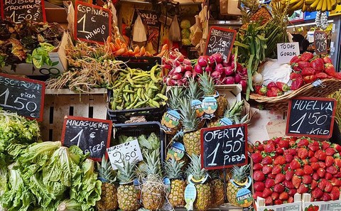 【画像】女さん「八百屋で100円のリンゴを100個買ったらいくらでしょう」男「1万円！」女「不正解」→