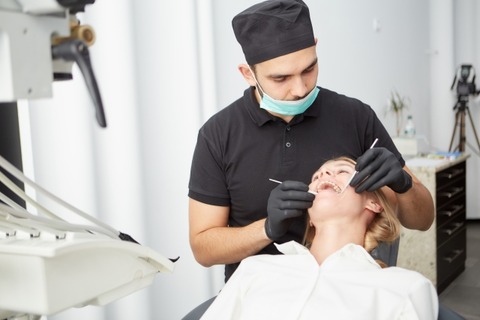 虫歯治療中の女の子「(くさっ！…なんか性器みたいな匂いがする)」歯科医「大丈夫です」