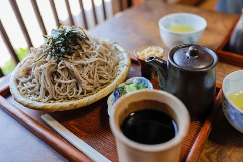 【悲報】セブンイレブン「ざる蕎麦にほぐし水入れるのやめたわｗ」→