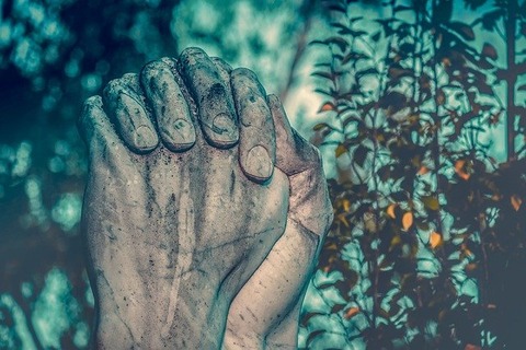 pray-3611519_640