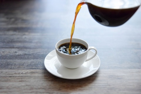 【悲報】間違えてコーヒー200杯分のカフェインを摂取した男、泡を吹いて倒れそのまま死亡してしまう…………