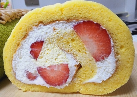 【画像】ローソン「クリーム激増しロールケーキ見せたろか？」ワイ「見せて」→結果