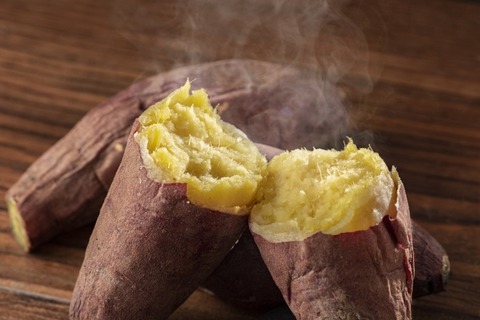 【画像】美人ギャルさん、自家用車で焼き芋を売ってしまうｗｗｗｗｗｗｗ