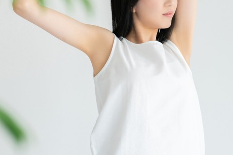 【画像あり】美人女さん、脱毛器具の通販番組でワキ毛の生えた脇を見せてしまう♡