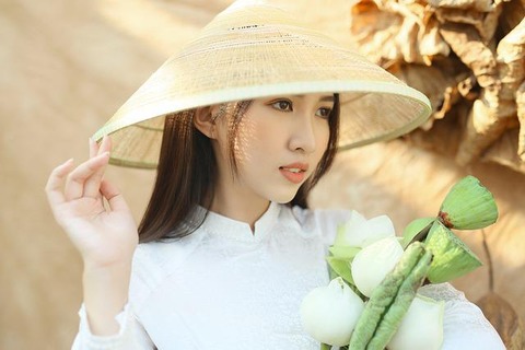 【画像】美人ベトナム人女性（25）、工場勤務のおっさん（49）と結婚した結果。。。。。。