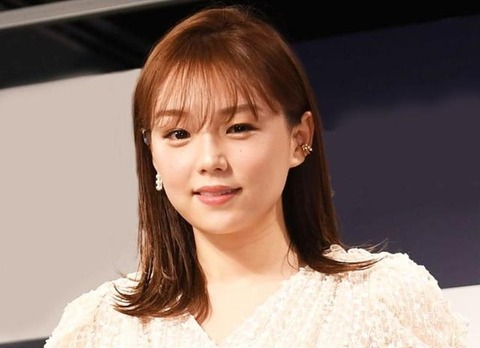 【悲報】篠崎愛、ぶっちゃける「事務所の会議室で水着になったら大人達が『グラビアでいけるぞ』となった。この時14歳」→