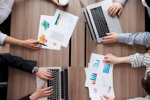 社内会議で「縦にする」を「たてにする」って読んだら高卒の派遣にバカにされたわ....