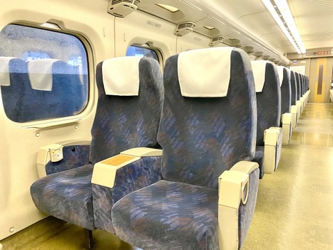 【動画】カップルさん、新幹線の1席を荷物置きに使ってたらオッサンに座られガチギレしてしまうｗｗｗｗｗｗｗ