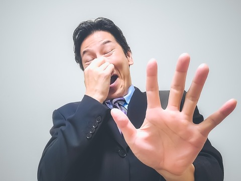 【悲報】新卒営業マン俺、ワキガが原因でガチで終わる・・・・・・